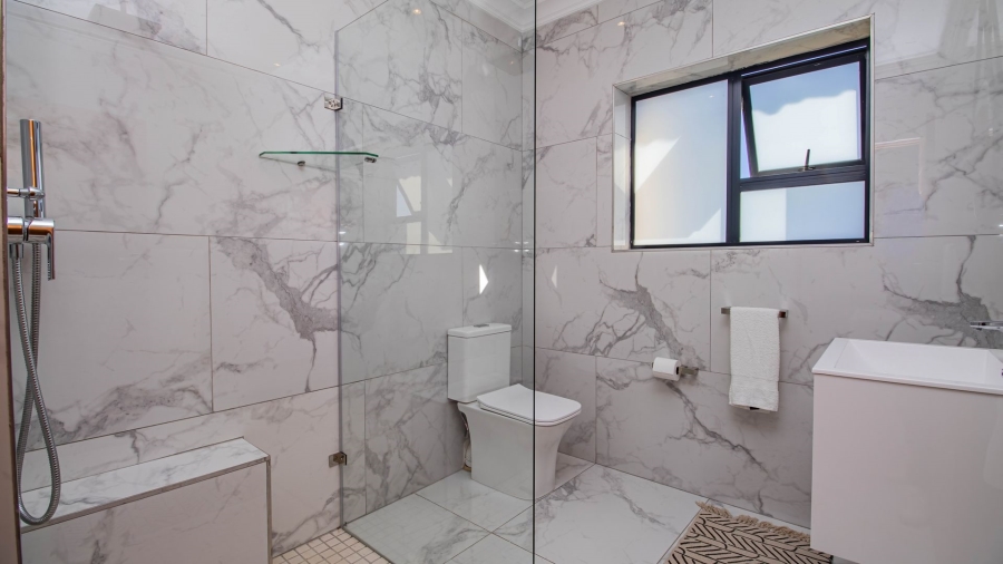 5 Bedroom Property for Sale in The Hill Western Cape